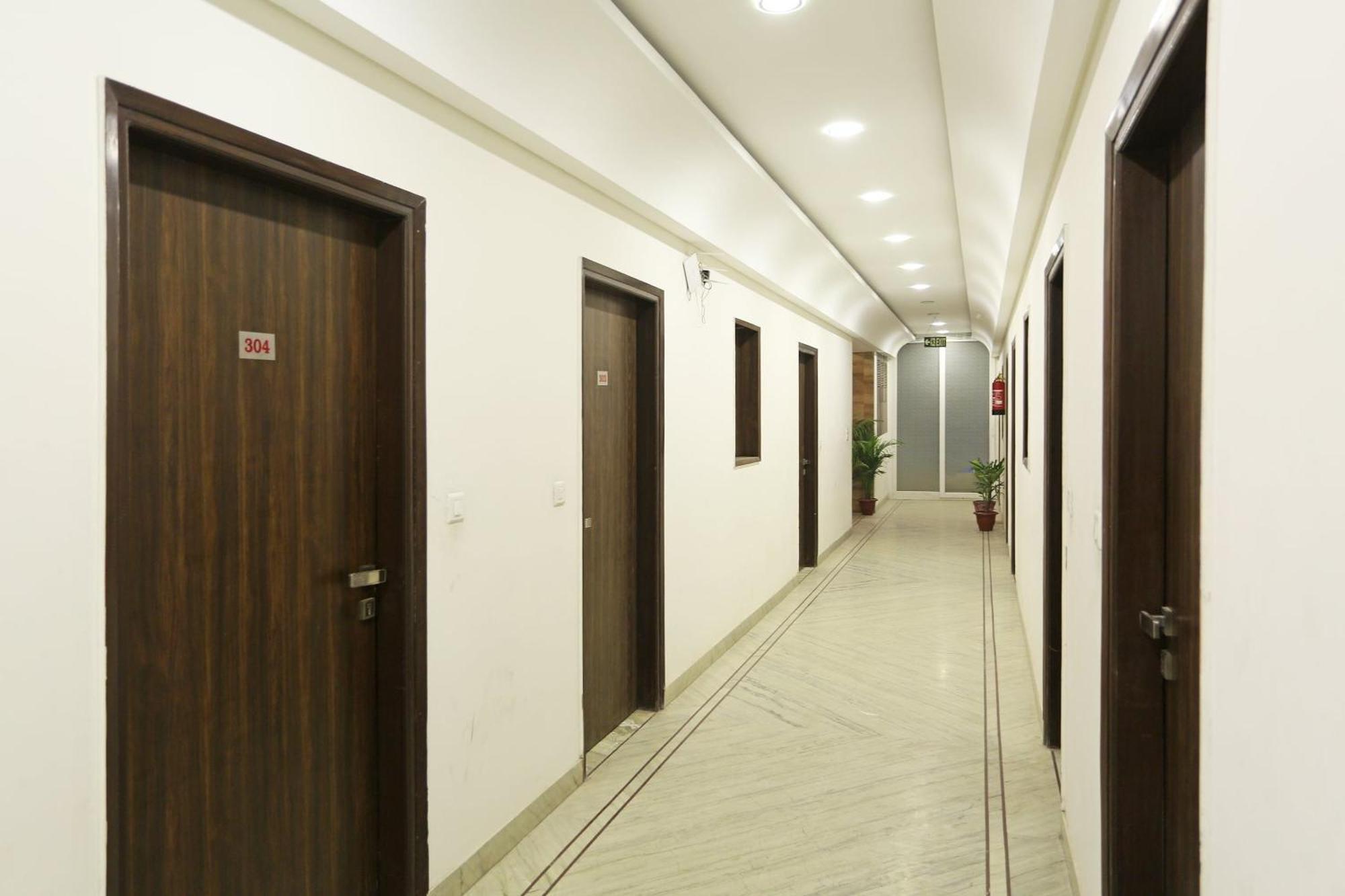 Hotel O Lakshya Нью-Дели Экстерьер фото