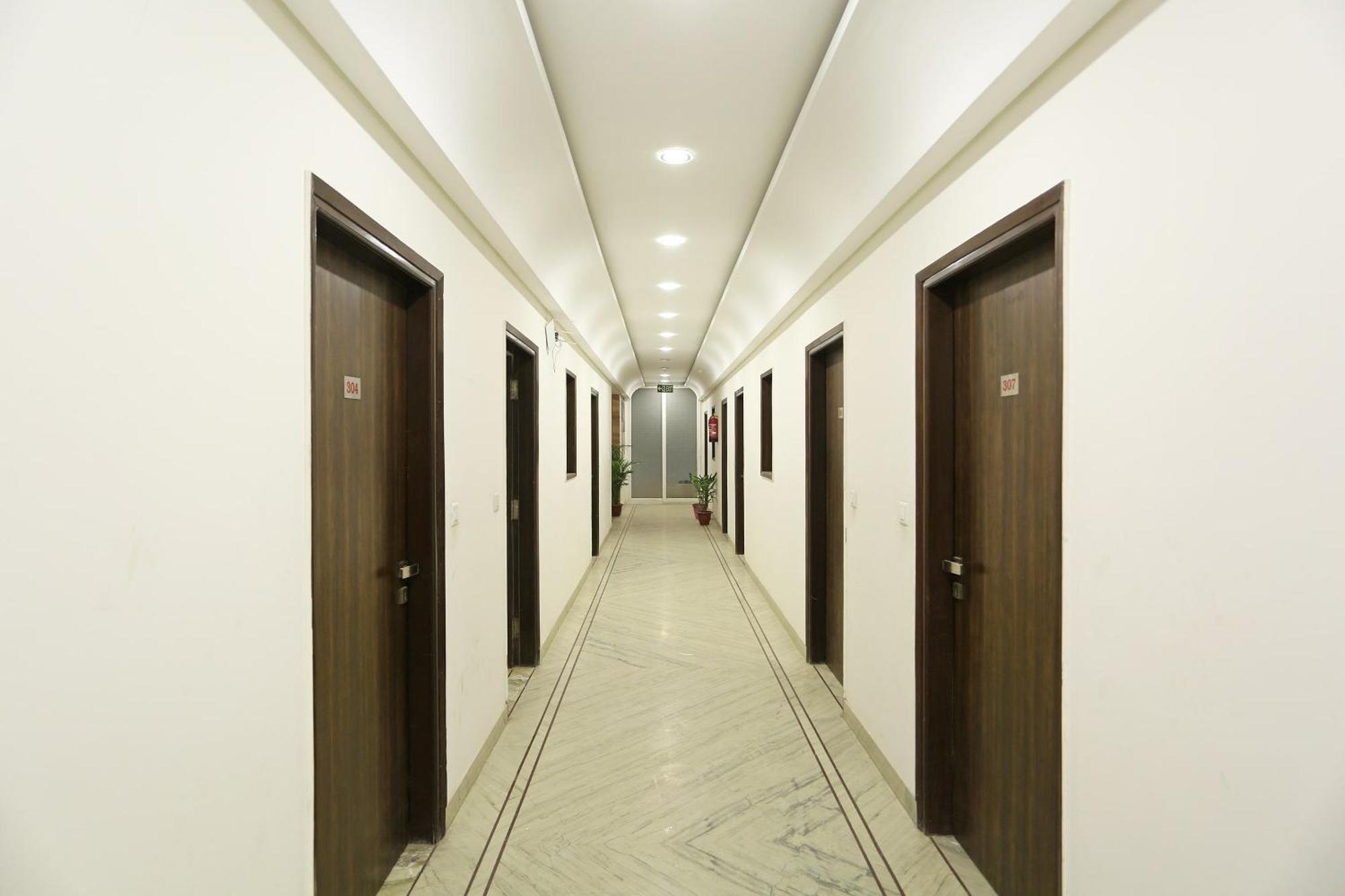 Hotel O Lakshya Нью-Дели Экстерьер фото