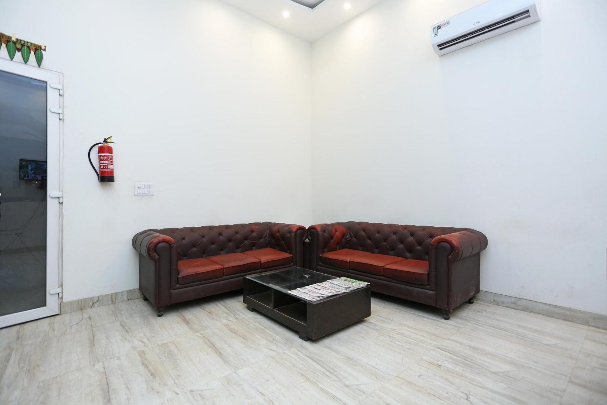 Hotel O Lakshya Нью-Дели Экстерьер фото